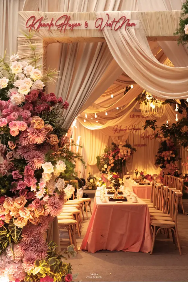 Lễ Vu Quy của Khánh Huyền & Việt Nam được decor với sắc hồng – nude chủ đạo, mềm mại như một khung phim ngọt lịm. Từ cổng hoa phủ đầy mẫu đơn – hồng thơm, cho đến từng lớp voan thả trần với ánh đèn vàng ấm… tất cả hòa lại thành một không gian vừa sang, vừa tình, vừa cực kỳ tinh tế.  Dâu rể nào thích style ngọt – nhẹ – sang xịn mà không cần quá cầu kỳ… thì đây là phong cách mà team Rạp Đẹp Trap Xinh luôn làm rất “chất”.  Team Media : Green Collection #rapdeptrapxinh #weddingtiktok #rapdepthanhhoa #trapcuoithanhhoa #fyp 