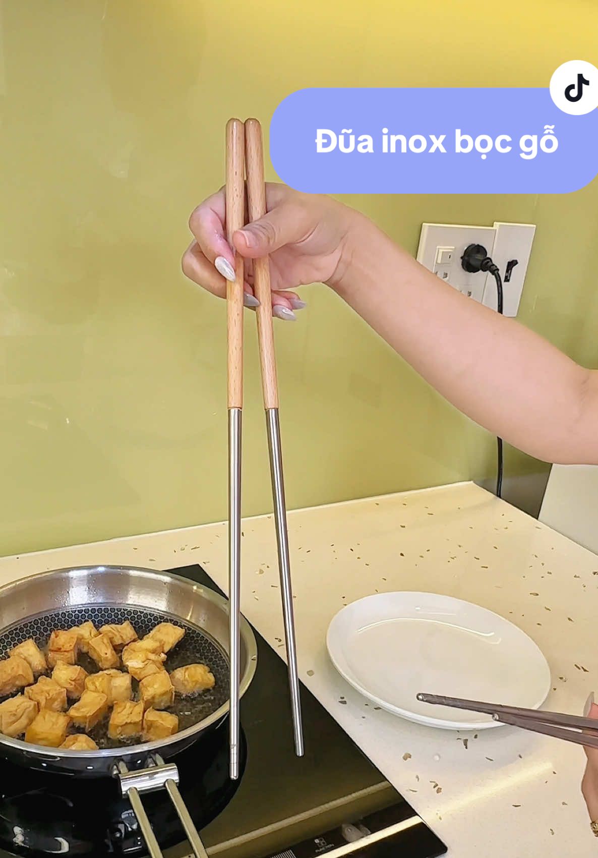 Đũa inox này tiện lợi lắm ạ. Chiên xào k có sợ bắn dầu lên tay. Chuôi bọc gỗ cách nhiệt, cầm nắm rất là tiện luôn 💕 #nauan #đũa #duadaiinox #dogiadung 