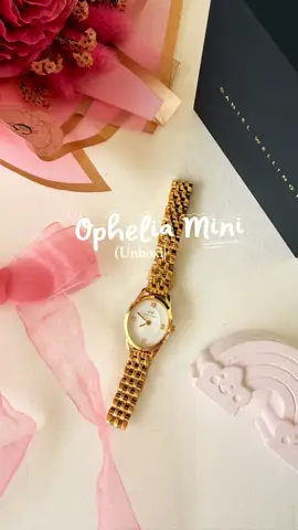 ✨ Unboxing a tiny little joy today: Ophelia Mini in gold by Daniel Wellington. Soft light, cozy corners, and that quiet excitement of opening something beautiful just for myself. 🎁⌚️ #Cozy #SoftGirlAesthetic #DanielWellington #Unboxing #RomanticizeYourLife