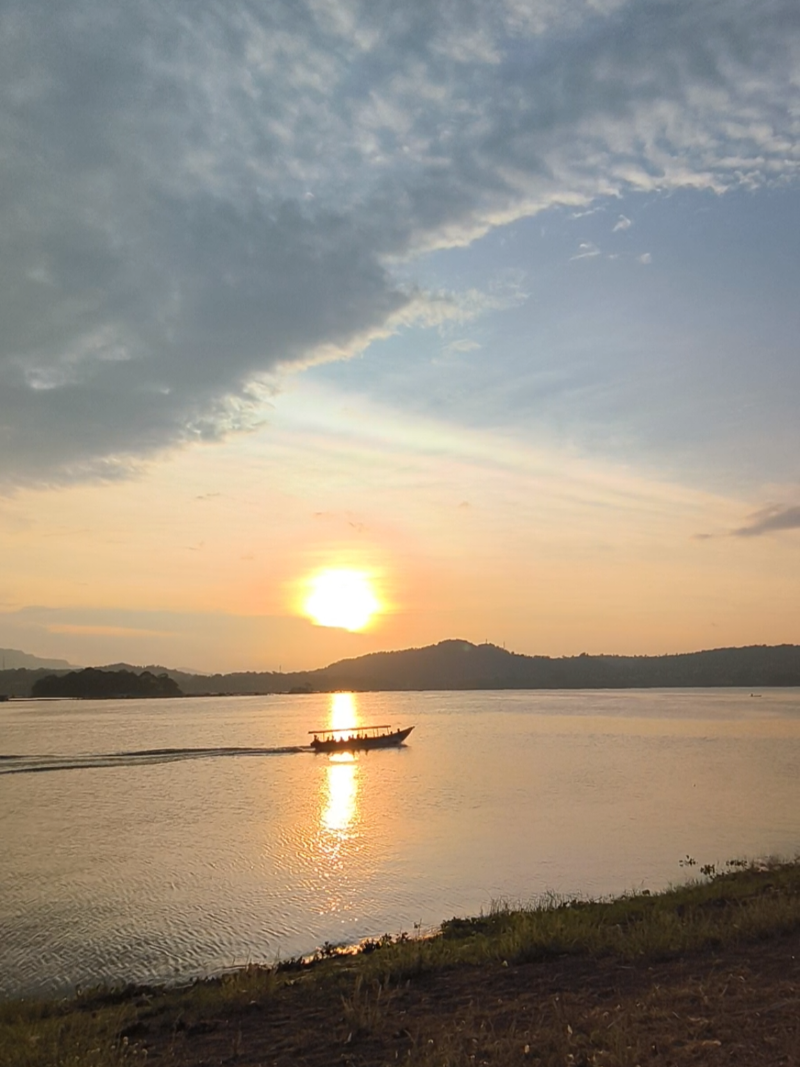 view sunset waduk darma emg secakep itu😍 #fyppppppppppppppppppppppp #wadukdarmakuningan #jagaraecopark #viewsunset #creatorsearchinsight 