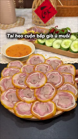 Tết này mấy chị nhất định làm món tai heo cuộn bắp giò ủ muối này nha dễ làm mà thành quả ưng quá luôn á#bepnhachin #xuhuong #homnayangi #giaviumuoi #monngonngaytet 
