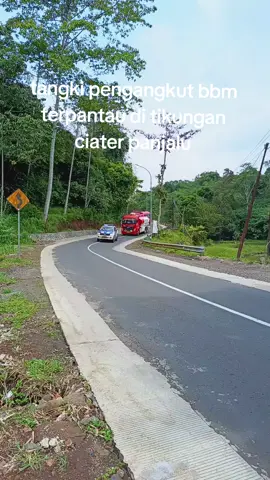tangki pengangkut bbm terpantau d tikungan ciater panjalu #mobiltangkipertamina  #spbupertamina  #pertamina  #panjaluciamis  #fyp 