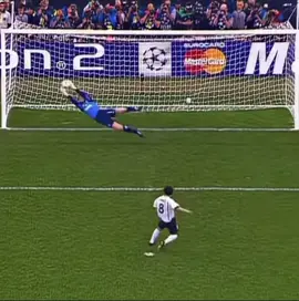 Oliver Kahn scores a goal with his Hands #bayernmunich #oliverkahn #worldcup #germany #goalkeeper 