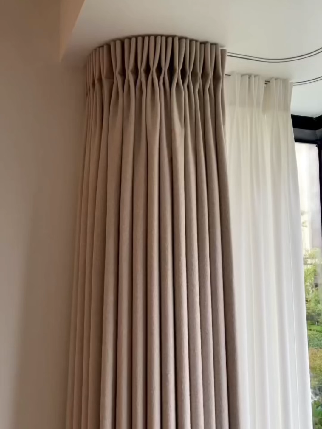 Tired of your bay window leaking light? Want something minimal but still gorgeous? Our curved curtain tracks + pleated curtains have you covered — literally😘 #easeeasecurtains #baywindow #curvedtracks #pleatedcurtains #minimalbedroom #bedroomgoals #homedécor #interiördesign #sleepbetter #blackoutcurtains #cozybedroom #baywindowdecor #curvedcurtaintrack #minimalistbedroom #bedroomupgrade