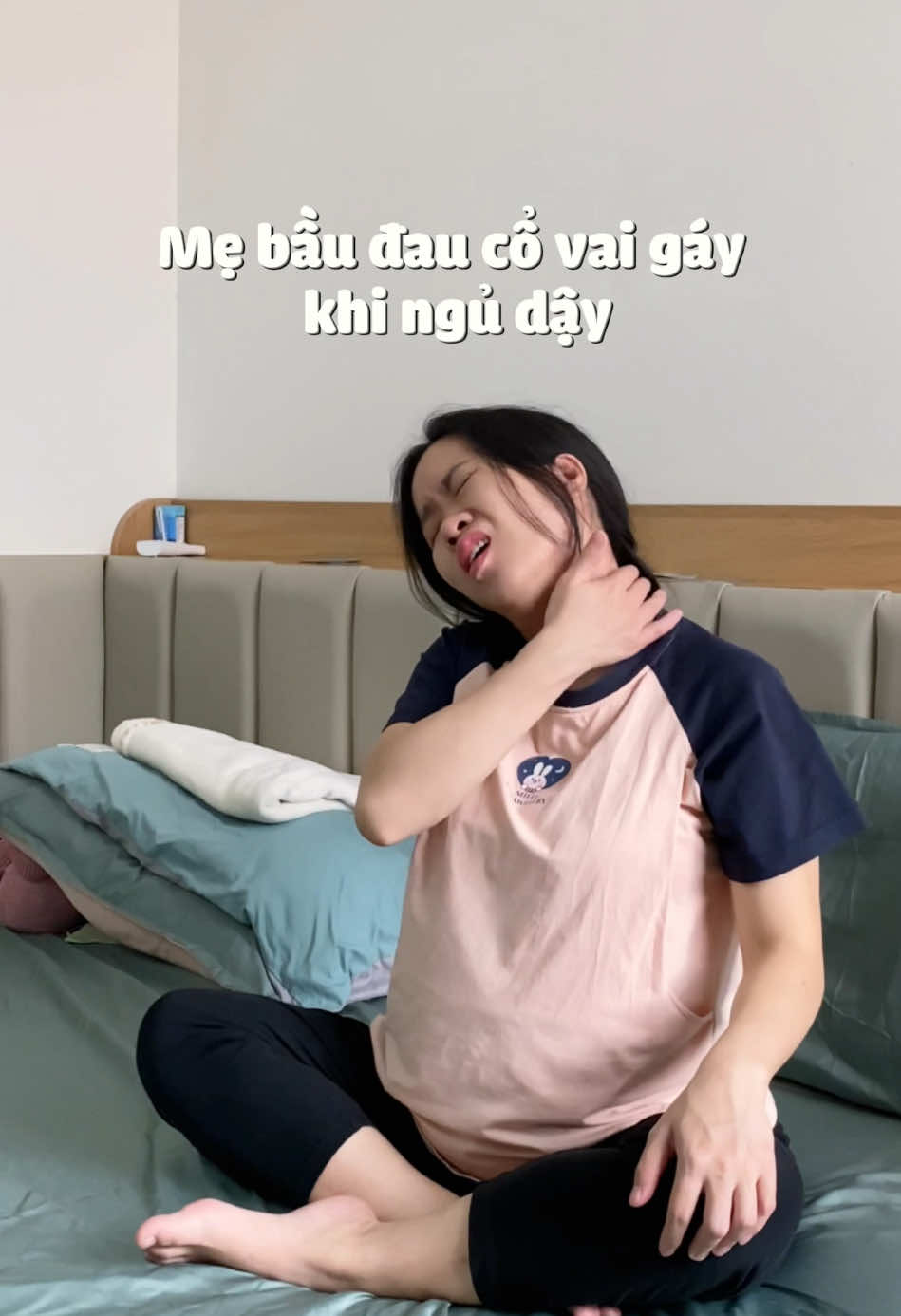 Mom nào ngủ dậy mà hay bị đau cổ như mình hem??? #thaokechuyenlamme #yogabau #mebauxaykenh 