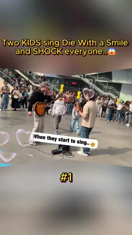 Two KIDS sing Die With a Smile and SHOCK everyone.. #streetperformance, #streetsinger,#busker, #streetbusker, #streetcover, #streetmusic
