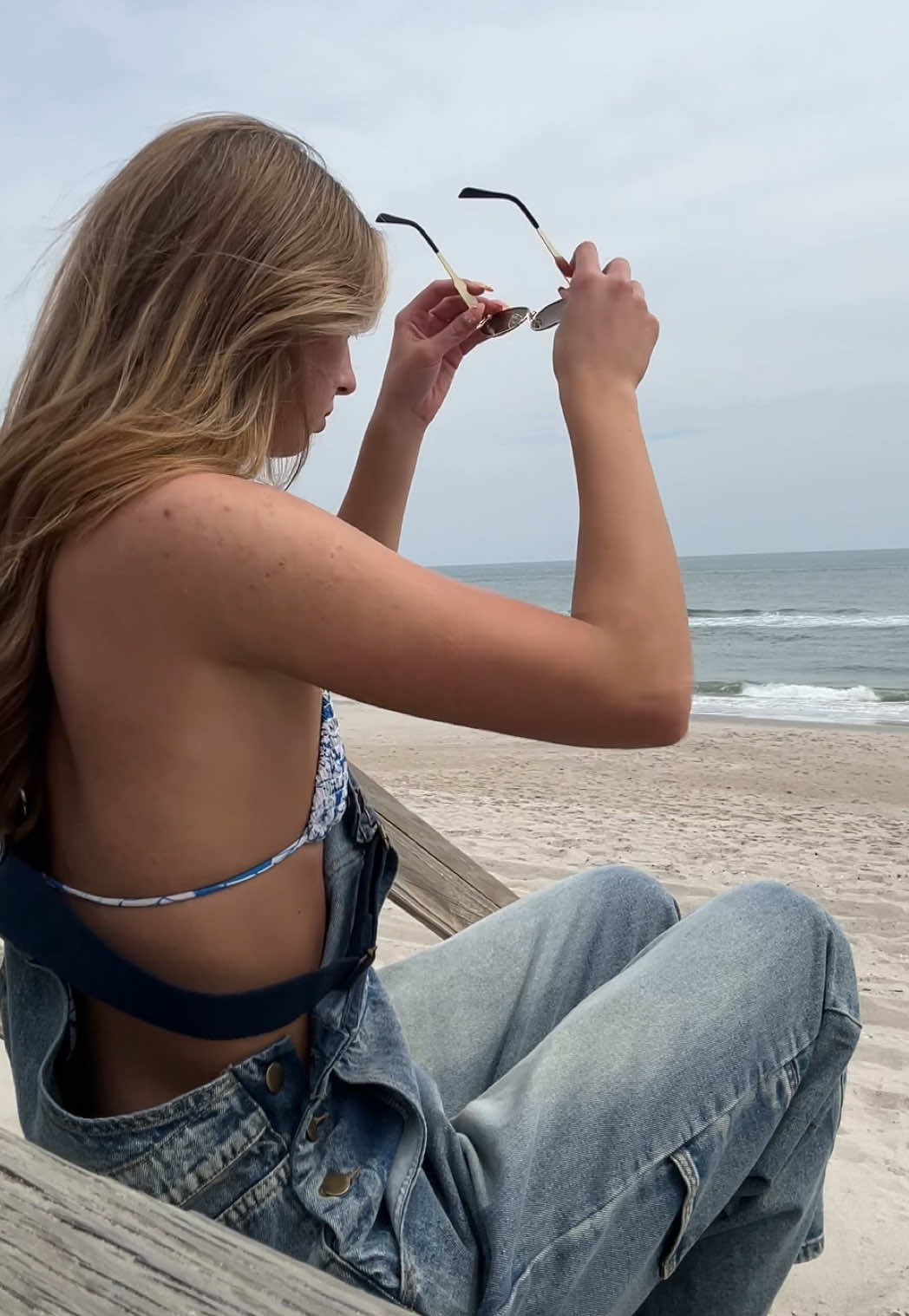 overalls and a bikini on the beach is what I need badly right now ! 