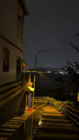 Allah Menfaatçileri Uzak Etsin 🌧️ Yağmur bitince şemsiye yük olurmuş… Menfaat bitince de insanlar. Gerçek dostluk çıkarla değil kalple belli olur. Allah menfaatçileri bizden uzak etsin 🤲🌧️ #sözler #anlamlısözler #öyledir #fyp #keşfet