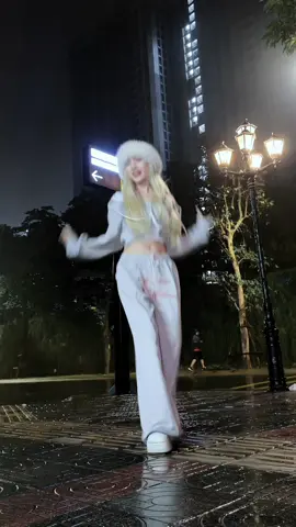 Dancing in the rain Jennie's trend @JENNIE #jennie 
