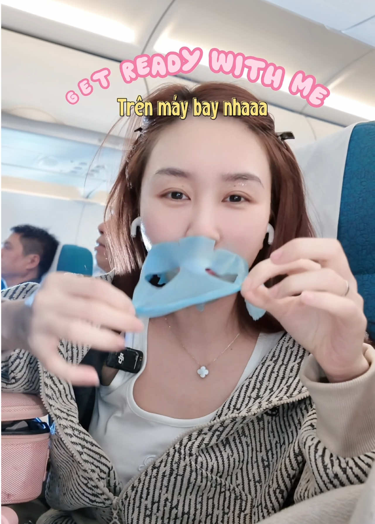 Tiết kiệm thời gian để ngụ thêm nên những chuyến bay sớm e sẽ cbi ợ trên máy bayyyy 🥰