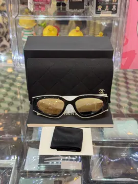 New chanel sunglass cat eye black/milky white CH6056 😃14,900.-😃