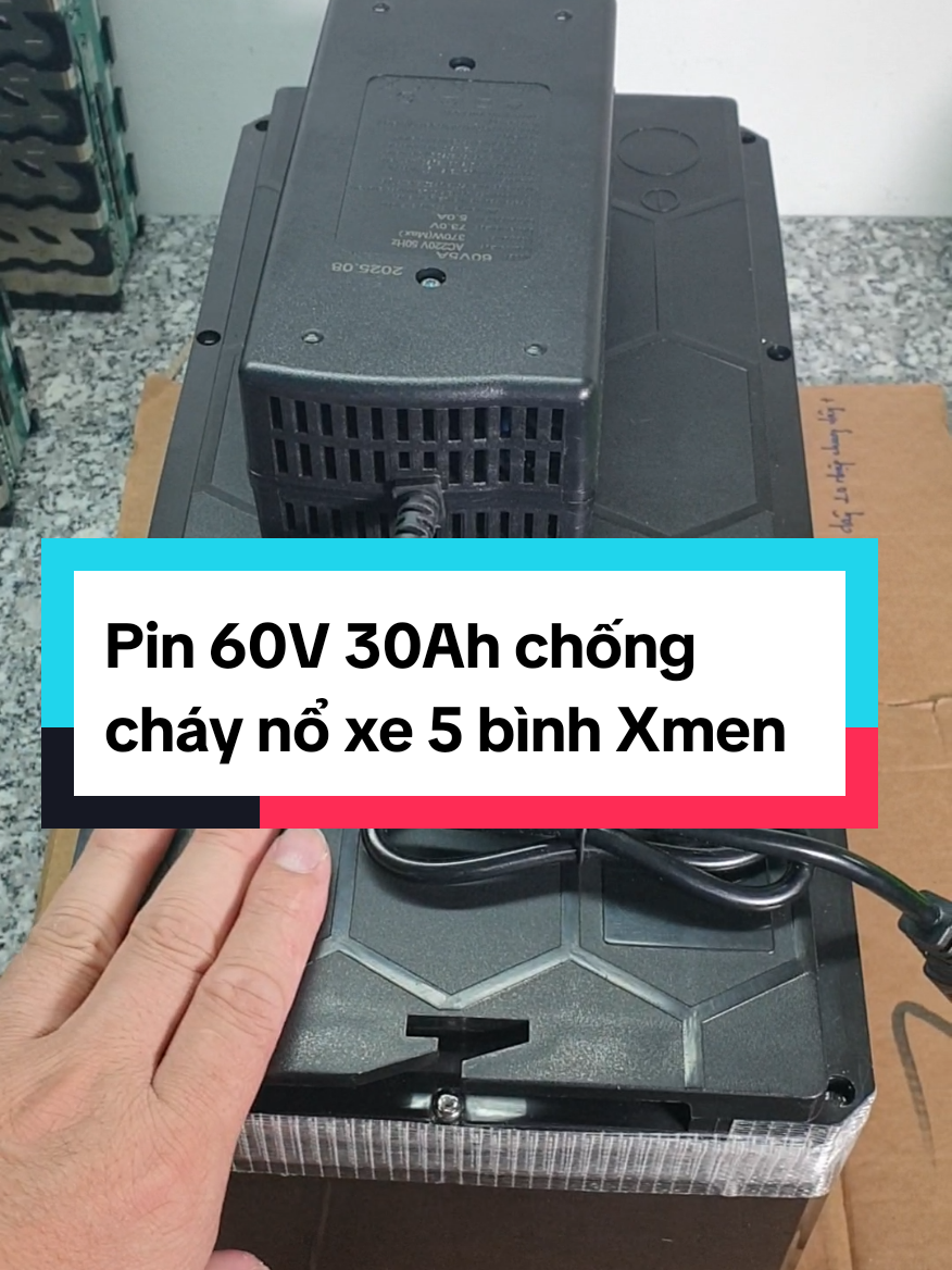 Pin 60V 30Ah cho xe điện 5 bình Xmen chạy trên dưới 80km/ 1 lần sạc Ưu điểm: - Sử dụng pin LFP an toàn chống cháy nổ. - Sạc nhanh 5A, sạc đầy tự ngắt, an toàn khi sạc qua đêm. - Nhẹ hơn ắc quy 3 4 lần, dễ dàng di chuyển, tháo lắp, giúp giảm trọng lượng xe, làm tăng quãng đường di chuyển. - Box kháng nước. - Bảo hành 24 tháng - Free ship toàn quốc - Hỗ trợ lắp đặt tại SG. Ngoài ra bên em còn có cách dòng pin xe điện 2 3 4 5 6 7 bình với dung lượng đa dạng cho anh em lựa chọn cùng nhiều loại pin lưu trữ, pin công cụ, pin kích đề... Anh em có nhu cầu thì cmm bên dưới hoặc kết nối tới em nha. Mình là Pin Xe Điện Sài Gòn - Còn mãi đồng hành cùng anh em. #pinxexmen #pin60v30ah #pinxediensaigon #pinxedien #pinxedien 