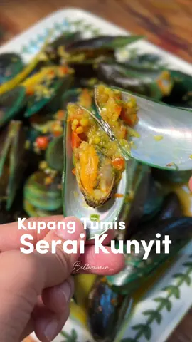 Lauk simple yang selalu habis dulu dekat meja makan.. Kupang tumis serai kunyit masaknya simple je salam 10 minit settle beb! Korang kena try resepi ni..sedap sangat!!  Bahan-bahan 1. Kupang 2. bawang putih 3. bawang merah 4. halia 5. cili merah  6. cili padi hijau 7. serai 8. serbuk kunyit 9. garam & perasa 10. sos tiram 11. suku cawan air (optional) #kupang #kupangtumisseraikunyit #seafood #resepisimple #resepi 