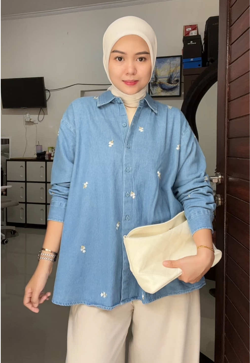 Gini loh maksudku cuttingan kemeja yg cakep,btw aku pakai S ya di bb 54 tb 155 💗🤏🏼#atasanwanita #kemejawanita #kemejawanitadenim 
