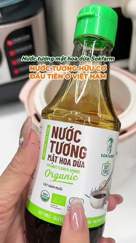 Mom nào còn đang loay hoay tìm gia vị ăn dặm thì thử nước tương mật hoa dừa Sokfarm này đi, nấu nhanh hơn - đơn giản hơn mà trộm vía con thích và hợp tác lắm. Bảng thành phần đẹp, đã được chứng nhận nên cứ yên tâm dùng nhaa! #baothichnau #andam #nuoctuongmathoadua #sokfarm #fyp 