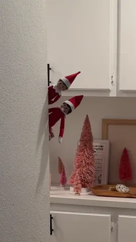 Candy canes loading…. ❤️🤍❤️🤍 #mom #momtok #MomsofTikTok #elfontheshelf #elf 