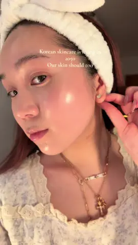 Korean skincare is in 2050 •e Our skin... is GLOWY #kbeauty #koreanskincare #koreanbeauty #skincare #texturedskin 