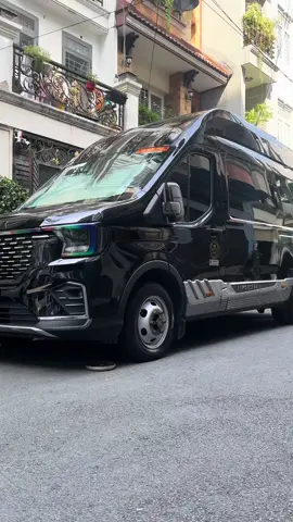 Thứ 2 đầu tuần lên ốp mâm inox xe fordtransit 18 ghế cho anh trai Sài Gòn. #phukienxetaihuynhphu#dochoixetai#phukienxetai