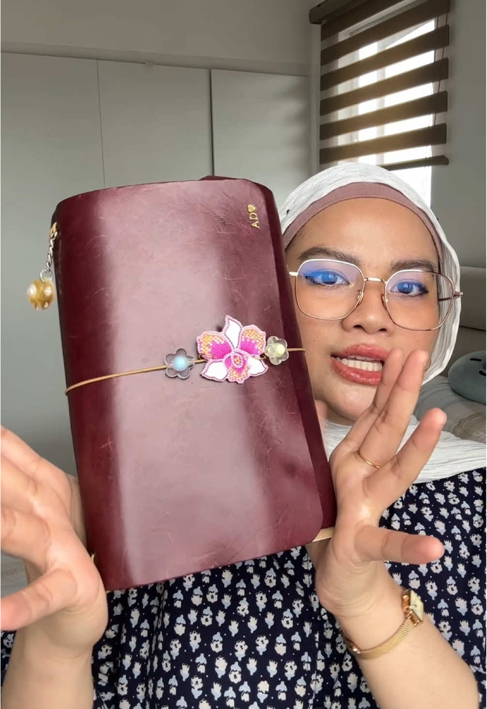 Replying to @𝒜🐆 omadays this is such a compliment. 🫶 I really wanted a Louise Carmen but I found a local fun and meaningful alternative in KL with @Kelang Leather  !#journal #leatherjournals #leathercraft 