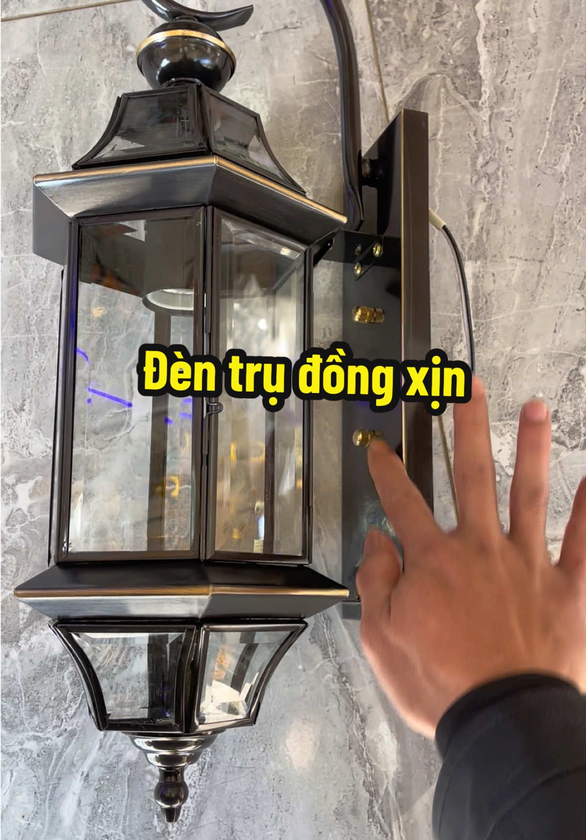 Đèn cột đồng cao cấp . Kích thước lớn lắp cột chính cột cổng … đèn sử dụng đui xoáy E27 thông thường dễ thay bóng . #denhatcot #dencot #dencotdong #denngoaitroi #cuahanghoangtruongled 