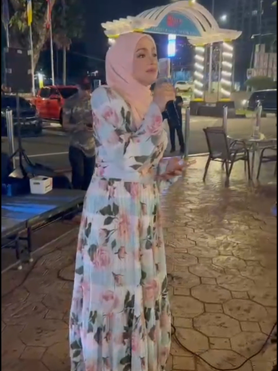 Sekali Biduanita, Selamanya Biduanita… . Terima kasih buat Biduanita Negara, Datuk Sri Siti Nurhaliza sudi singgah ke Saloma Kuala Lumpur & menghiburkan pelanggan yang hadir, dah mcm concert ya bak kata Tok Ti😅 . Kami juga cinta padaMU Tok Ti @ctdk ❤️, nanti datang la lagi yaa pekena cekodok & mee gorang sotong jahat 😉 bawa Aafiyah & Aafwa skali ❤️ #datositinurhaliza #salomakualalumpur 