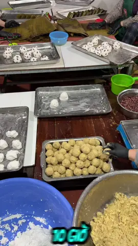 Không khí làm việc tại xưởng bánh nhà em. Mỗi ngày vài nghìn chiếc bánh được ra lò tại đây. Quy trình làm bánh hoàn toàn thủ công, đáp ứng đầy đủ điều kiện vệ sinh an toàn thực phẩm. #banhromlac #banhhatde #banhkhucngusac#banhdayngusac#banhdaycom