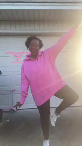 The perfect oversized hoodie sweatshirt to wear with leggings! #sweatshirts #hoodies #oversizedsweatshirt #womensfashion #tiktokshopholidayhaul 