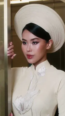 Bride #tiennguyen nhẹ nhàng và đầm thắm đậm chất Việt Nam trong ngày Lễ Rước Dâu Makeup & Hair: Hàng Thanh Thiện x Bi Hà Photographer: Manh Bi Stylist: Kiệt Tuấn Nguyễn Video by Ngoc Trucc #congaityphujohnathanhanhnguyen #wedding #xuhuong #damcuoihaomon 