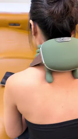 【Five-Finger Neck Control · Hand-Replicated Kneading Mastery】 TK HandSync Neck Massager — With five independently driven bio-mimetic fingers, it precisely replicates the complete professional therapy techniques of grasping, lifting, kneading, pressing, and pushing, delivering a relaxing experience as nuanced and powerful as real human hands. 🔥 Core Technology · Five-Finger Authenticity 🔥 ✅ Five-Dimensional Bionic Hand System｜Five independently driven fingers simulate complex, human-like massage movements in sync ✅ Smart Pressure Adaptation｜Detects neck curvature and muscle tension in real time, automatically adjusting each finger’s strength and angle ✅ Pure Physical Kneading Engine｜No heat, purely mechanical transmission—focuses on recreating the true tactile sensation of hand kneading ✅ 360° Neck Curve Adaptation｜Floating joint matrix fully conforms to the body’s contour from behind ears to shoulder blades ✅ One-Button Professional Modes｜5 techniques: Knead / Grasp-Lift / Press / Cycle / Combo—all controlled via intuitive physical buttons ✨ Focused Immersive Experience ✨ 🚗 Driving Companion｜Plugs into car lighter socket for on-the-go relief during long drives 🖥️ Desk-Side Assistant｜Quiet operation for a 10-minute professional neck and shoulder break during work 📚 Reading & Viewing Partner｜Lightweight and unrestrictive for relaxing neck muscles during leisure time 🎁 Practical Wellness Gift｜Elegant, minimalist packaging includes a portable storage pouch 