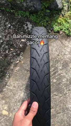 Udah gaperlu takut untuk musim hujan udah lengket🔥#ban #mizzle #hydra #balap #dragbike 