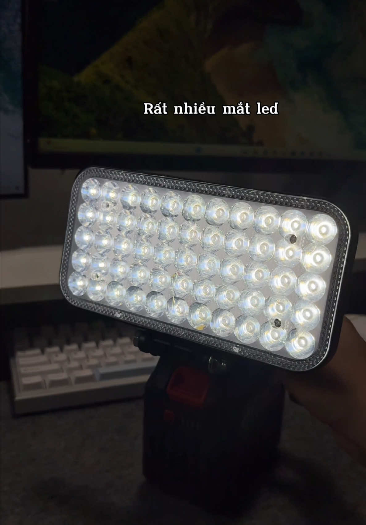 Đèn Led Siêu Sáng dùng chân pin phổ thông , mất điện mà có chiếc đèn này thì ko phải lo thiếu ánh sáng ae ạ , vừa có thể sạc pin cho điện thoại luôn #denpin #denpinsieusang #denpincamtay 