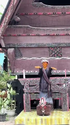 Patung Sigale-gale, warisan budaya Batak dari Pulau Samosir, dulunya digunakan dalam upacara kematian. Patung ini bisa menari seperti manusia, ada yg tau kenapa bisa menari sendiri?? #sigalegale #danautobasamosir 