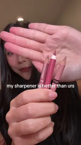 NOT SPON u can REAAAALLY feel the difference between this sharpener and a pencil sharpener. pencil sharpeners are so rough if u use it to sharpen ur eyeliner or lipliner, it can easily break the formula but THISSSS?? THIS IS MADEEEEE FOR YOUR EYELINERS AND LIPLINERS TOO honestly my free will is tempting me to sharpen my color pencils with this BUT I SHANT. 😔🫵 #fyp #lipliner #liplinersharpener @Persona Cosmetics #makeuprecomendation #makeuptok 