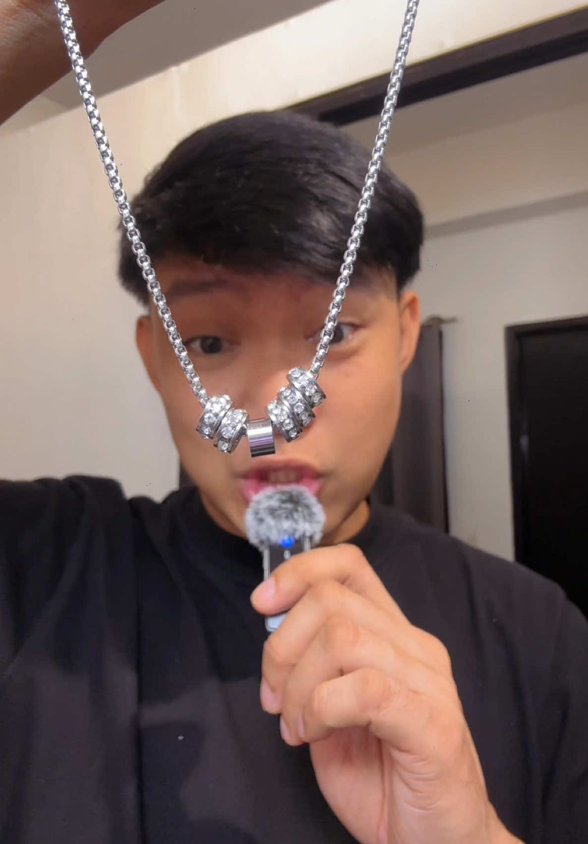 Solid itong necklace na ito. Lakas ng dating kapag ito ang idadagdag mo sa outfit mo.