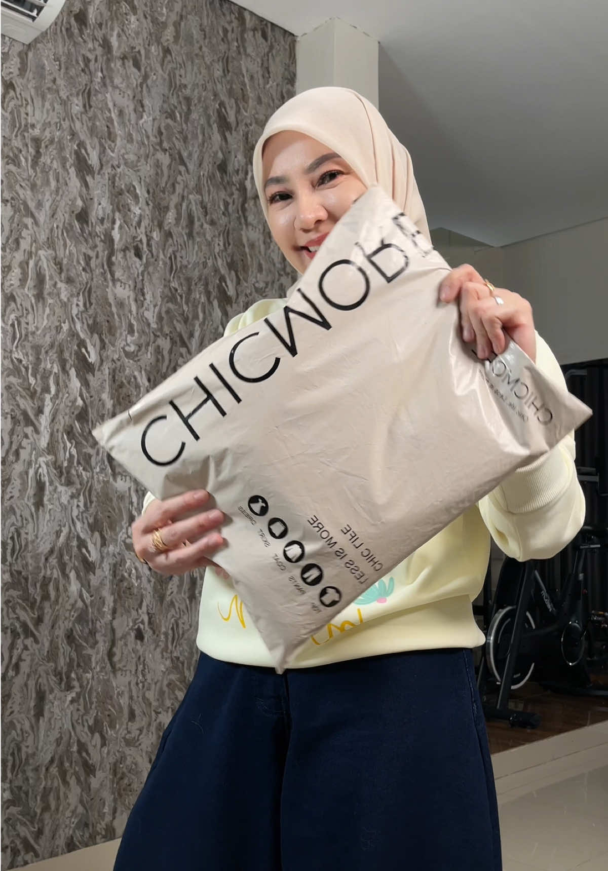 Unboxing Outfit One Set Asimetris yang cuttingannya cakep banget✨ #unboxing #outfit #chicmoreindonesia #oneset #onesetmurah 