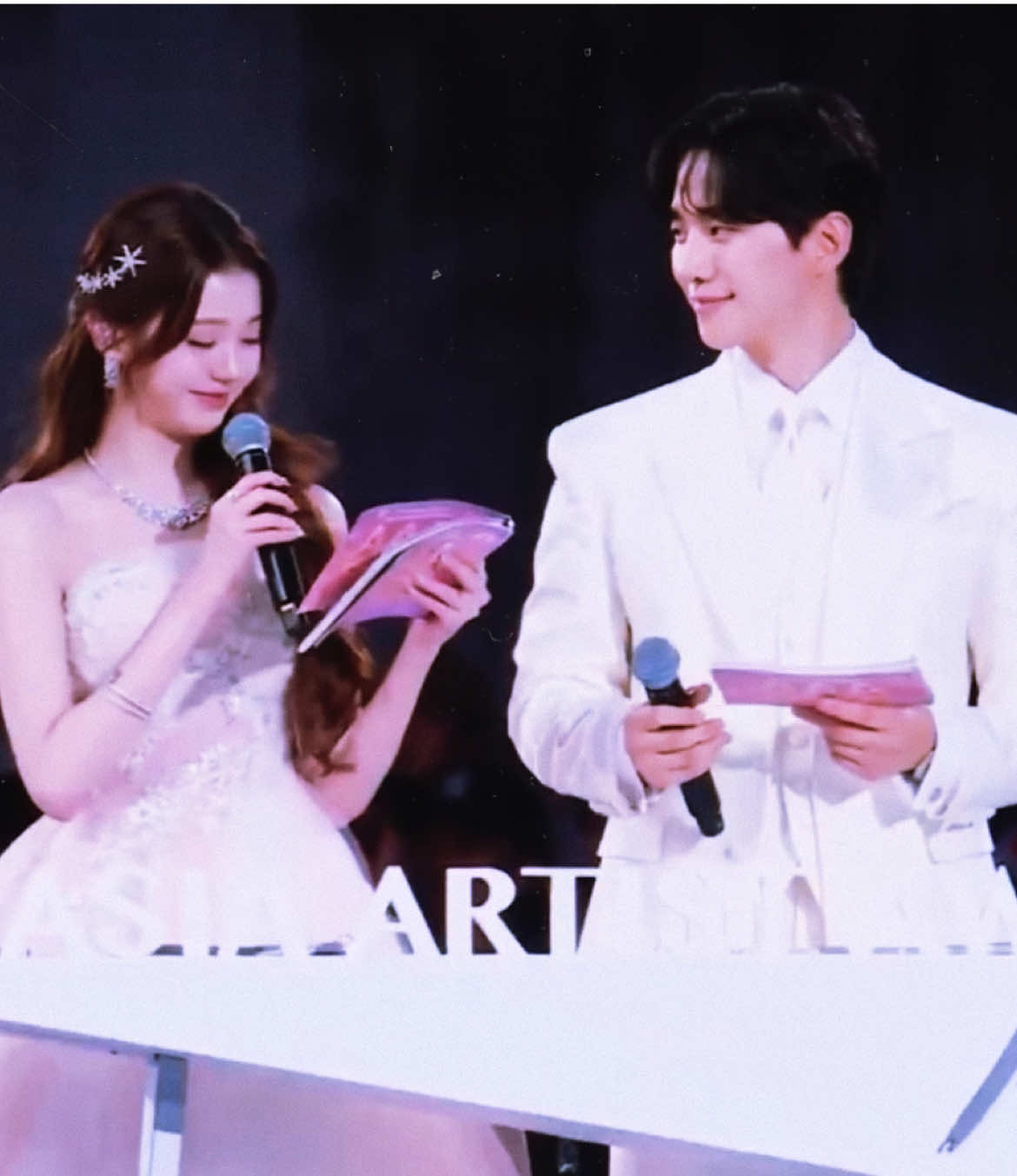 Junho’s sweet calm glances at Wonyoung are so pleasant to watch🥹✨🩷 #LEEJUNHO #WONYOUNG #aaa2025 #junho 