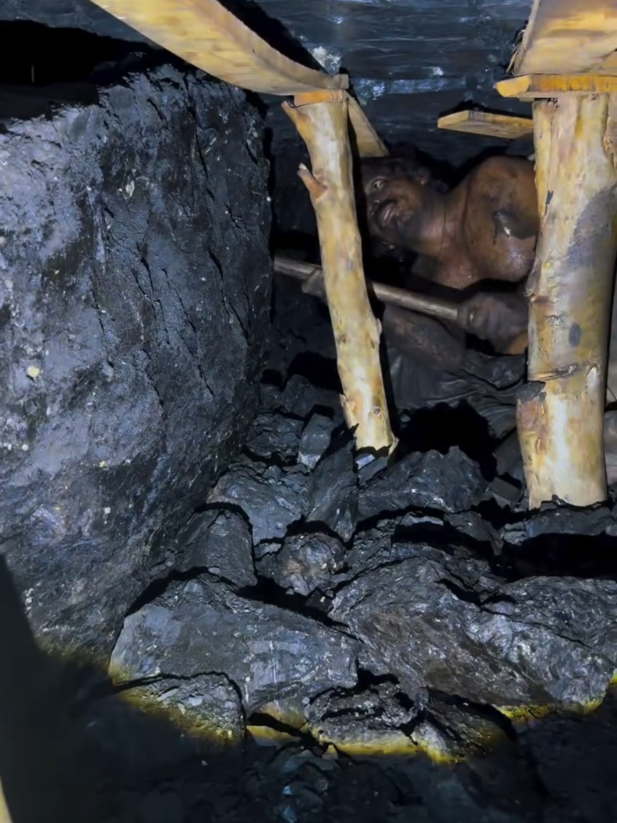 BLACK DIAMOND MINING 🥀💔😭  HARD WORK 😭 UNDERGROUND MINING 💔 COAL MINING 🥀 UNDERGROUND MINING 😭 DANGEROUS LIFE 💔 #fyp #FORYOU #highlight #vairl #mining @Saim @BLACK DIAMOND 