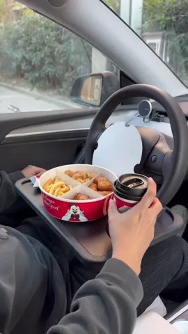 Car meals, upgraded. 🚙🍟 Sturdy, stable, and keeps your sauce where it belongs. #cartray #carfoodtray #cartable #cardesk #fyp