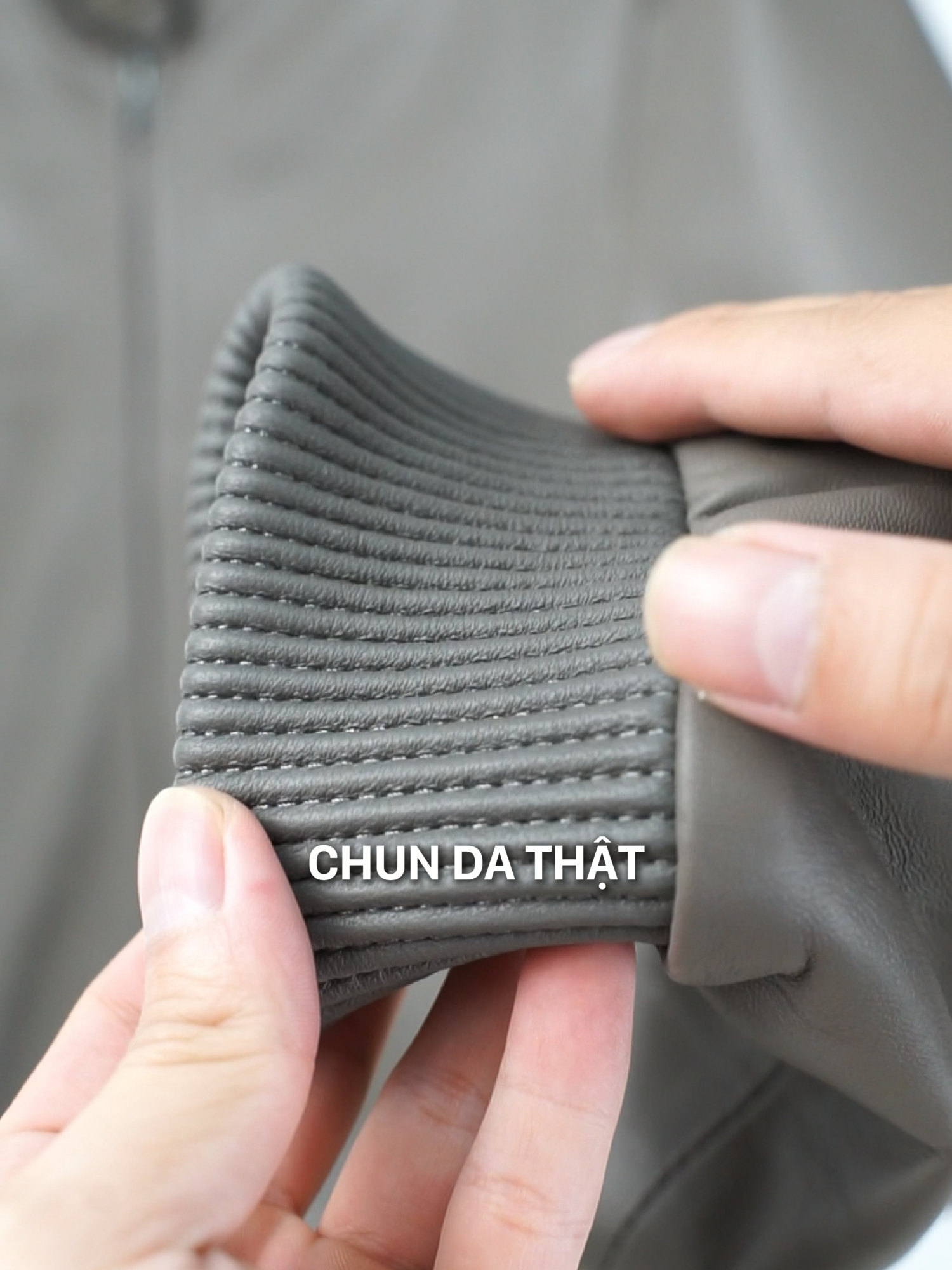 Áo da màu xám sáng, vừa là vừa thời trang, luôn giúp các anh thu hút mọi ánh nhìn. #depda #mensfashion #aoda #butuni