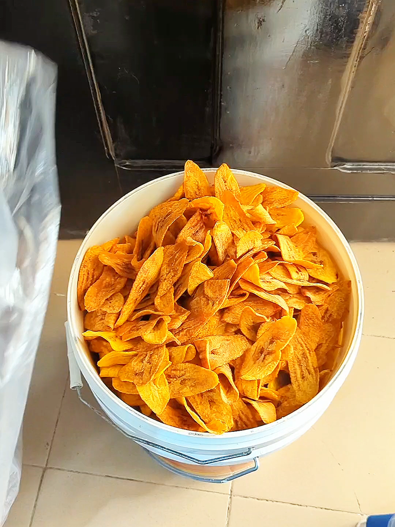 little things make the biggest difference. Freshness is intentional.💛🍌 #plantainchipinyaounde #madeincameroon #businessgrowth #smallbusinesstips_ 