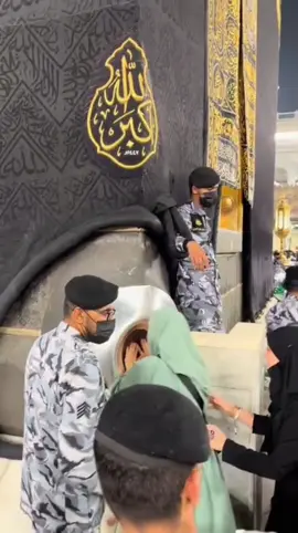Sebelumnya slalu takut untuk mendekat ke hajar aswad krn beesesak desakan parah dgn laki laki dr berbagai negara, alhamdulillah sekarang lebih tertib di pisah waktu antrian laki laki dan perempuan 👍✨ Masya allah alhamdulillah  #hajaraswad #kabah🕋 #mesjidilharom #makkah #fyp 