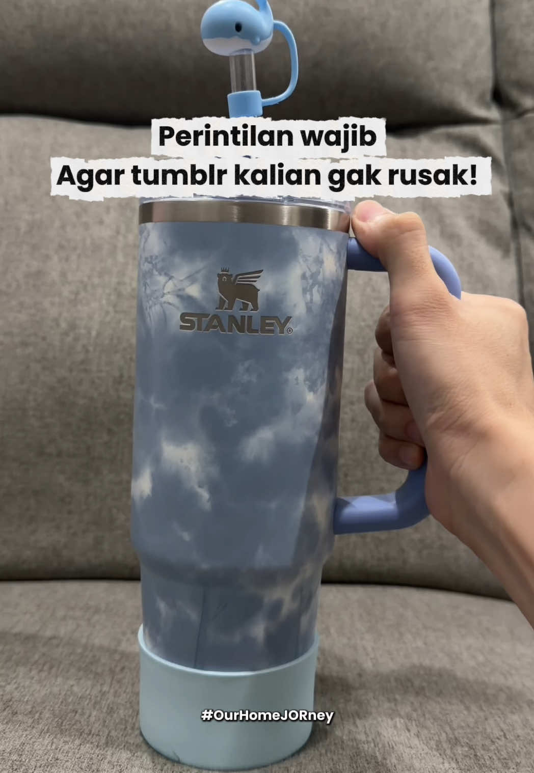Perintilan kecil tapi penting banget biar tumbler kalian awet dan gak gampang lecet ✨ Straw cap buat lindungi sedotan, dan base protector biar bawahnya gak rusak kalau ditaruh di mana aja. Simple tapi kepake setiap hari. Yang punya tumbler besar WAJIB pake beginian sih 😅🙌 Cuss cek keranjang kuningku🔥 #tumblerstanley #tumbleraksesoris #tumblerlife #perintilanrumah #OurHomeJORney