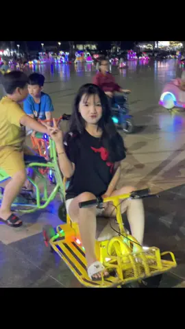 Liếc dữ ))