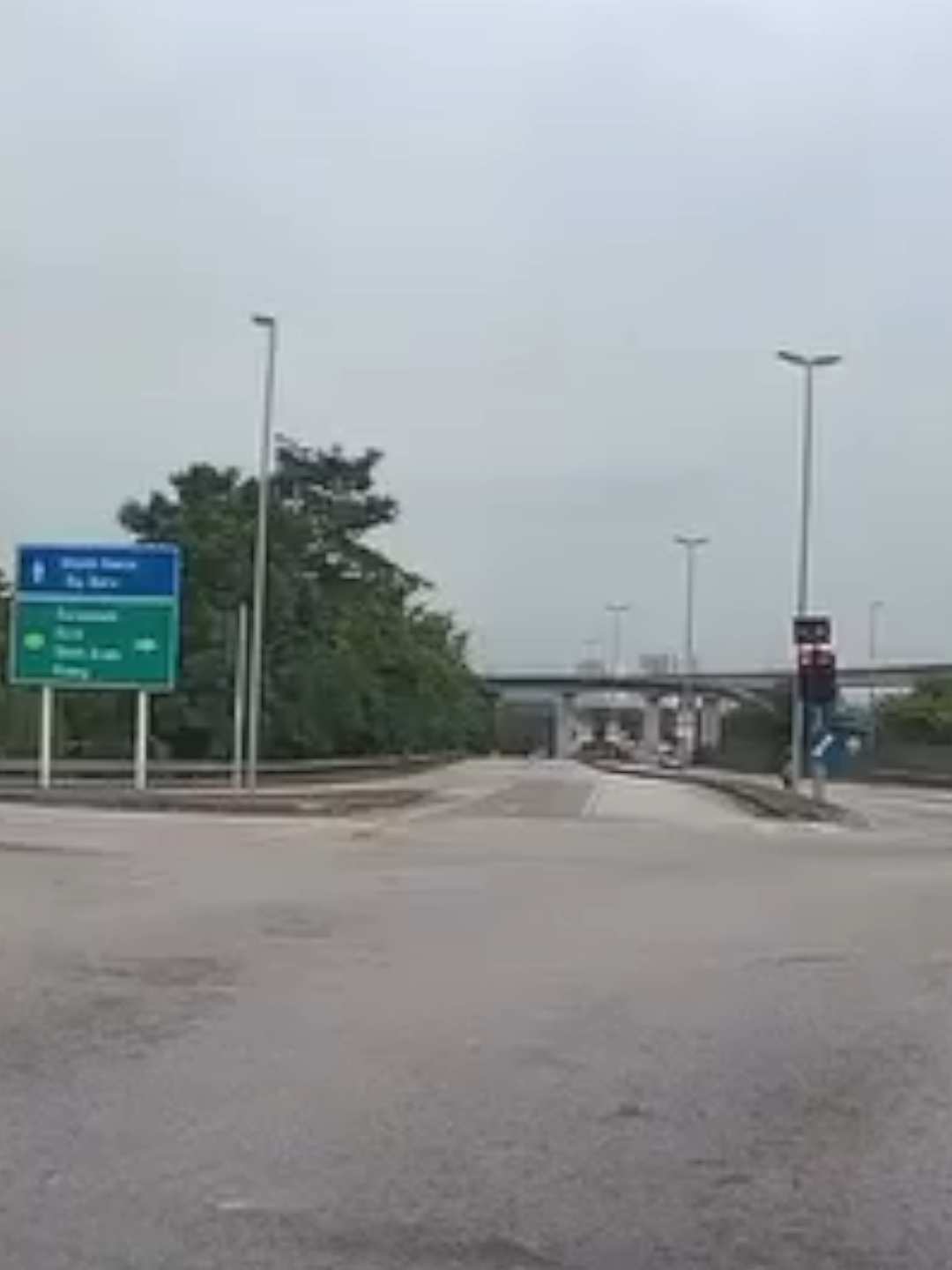 Dua remaja lelaki yang menunggang basikal lajak secara berbahaya hingga hampir merempuh sebuah kereta di persimpangan lampu isyarat Putra Heights di sini, Khamis lalu memberi alasan tidak menyedari lampu isyarat merah ketika kejadian. #beritaditiktok #basikallajak #polis #tular