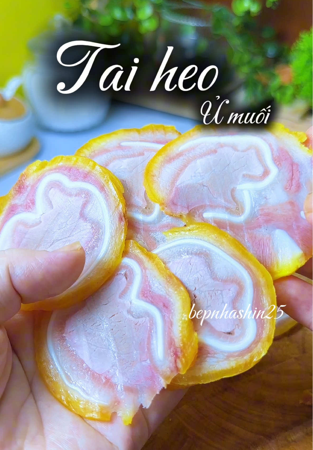 Tự làm tai heo ủ muối siêu dễ. Nói thì dài dòng nhưng chỉ việc cho tai vào ủ trong tủ lạnh xong rồi mag đi luộc rồi lại bỏ vào tủ lạnh. #learnontiktok #xuhuong #viralvideo #ăncungtiktok 