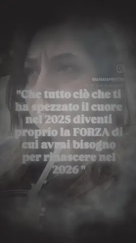 Non guardare indietro con tristezza, ma guarda avanti sapendo che tutto ciò che ti ha messo in ginocchio ora è l'energia di cui hai disperatamente bisogno per alzarti e rinascere più forte nel 2026. Usa il tuo passato come trampolino. Trasforma la ferita in corazza. È tempo di risplendere.