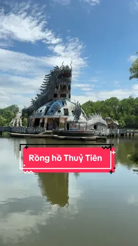 Gần 20 năm mới quay lại đây, nhớ thời sinh viên có lần lạc đến chỗ này, con rồng ở hồ Thuỷ Tiên, khung cảnh có chút đổi thay nhưng còn rồng vẫn còn đó, mãi mãi không hoàn thành... #khoilangthang #hothuytien #doithienan #hue #fpy 