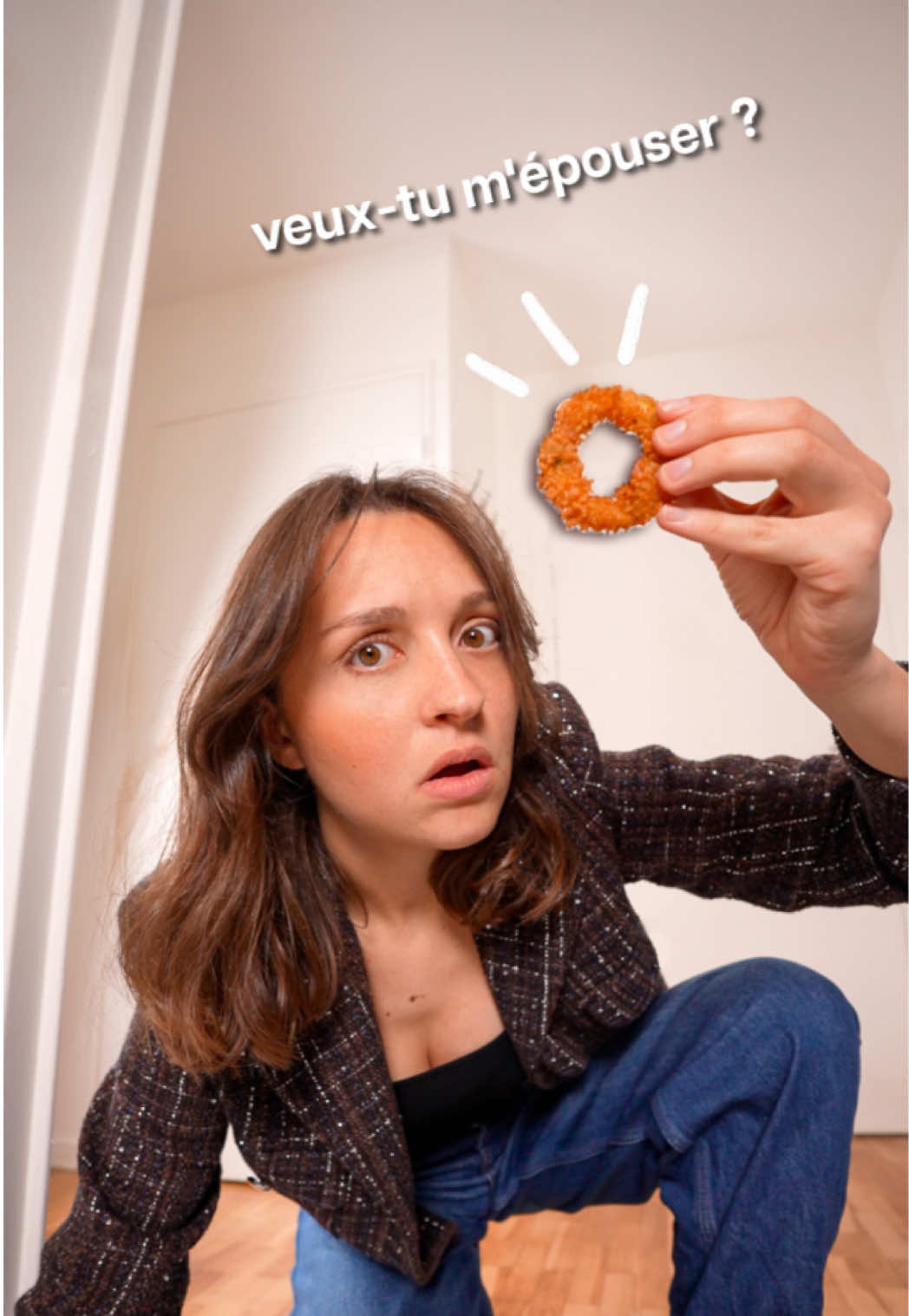 Qui s’y oppose ?? 💍 Et qui veut être témoin ? @marc_ti45 je te réponds d’ici avril…  📖 La recette pour 2 👫 : Commence par couper les oignons en rondelles d’environ 1 cm puis détache les anneaux et enrobe-les d’un peu de farine.  À côté, dans un saladier, mélange la farine, la levure, les épices, l’huile, le persil avec l’eau gazeuse bien froide. Ajoute ensuite tes oignons à ta prépa et enrobe-les bien. Pour la chapelure, mélange la chapelure panko, les épices et persil. Mélange un peu puis ajoute tes rondelles d’oignon jusqu’à ce qu’elles soient totalement recouvertes de chapelure. Pour la cuisson, fais les frire dans un fond d’huile de friture bien chaude jusqu’à ce qu’ils soient bien dorés et croustillants. Dépose-les ensuite sur du papier absorbant pour retirer l’excédent d’huile. Pour la sauce, mélange le yaourt grec, la mayonnaise, le miel, un peu de paprika et de jus de citron. Tu peux ensuite tremper tes onion rings dans ta sauce et miam 💍 🛒 Comme d’hab ce dont tu auras besoin ici👇 - 2 gros oignons - 120 g de farine - une c.à.c de levure chimique - une c.à.c de paprika fumé - une c.à.c de curry ou curcuma - une c.à.c d’ail en poudre - une c.à.s d’huile - 150 ml d’eau gazeuse - 100g de chapelure panko - un peu de paprika - un peu d’ail semoule - un peu de persil - 2 c.à.s de yaourt grec - une c.à.s de mayonnaise - une c.à.c de miel - un peu de jus de citron #cookinut #mariage #wedding #humour #rings 