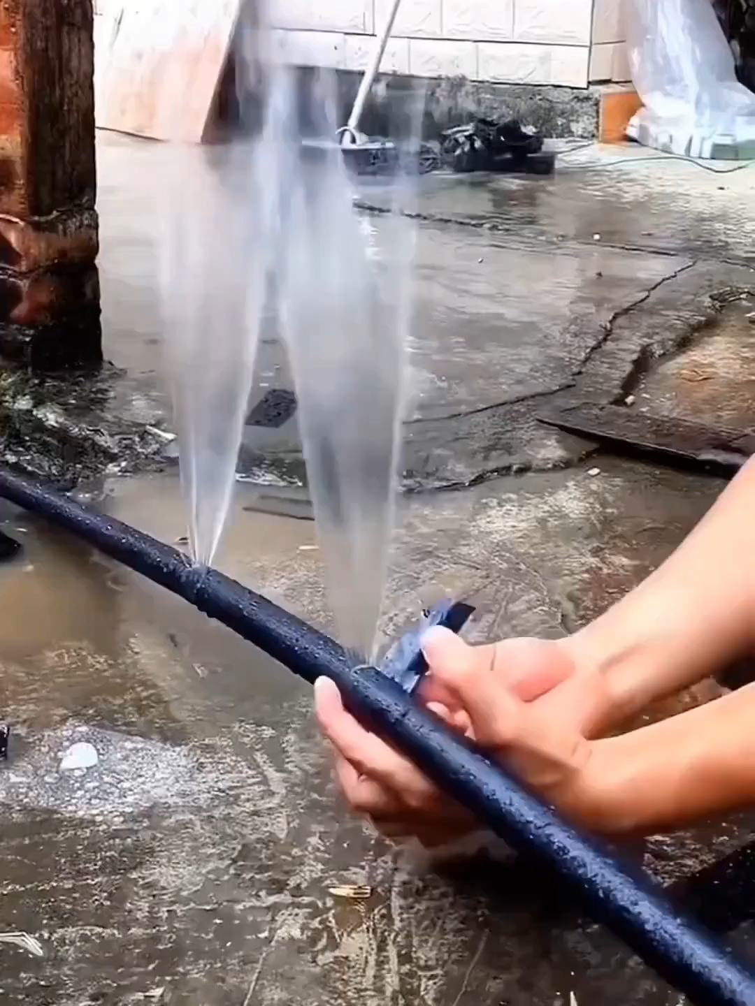 Ống nước rò rỉ không cần gọi thợ! Chỉ cần quấn băng dán chống thấm này quanh vết nứt — ngăn rò rỉ ngay lập tức, đơn giản vô cùng.