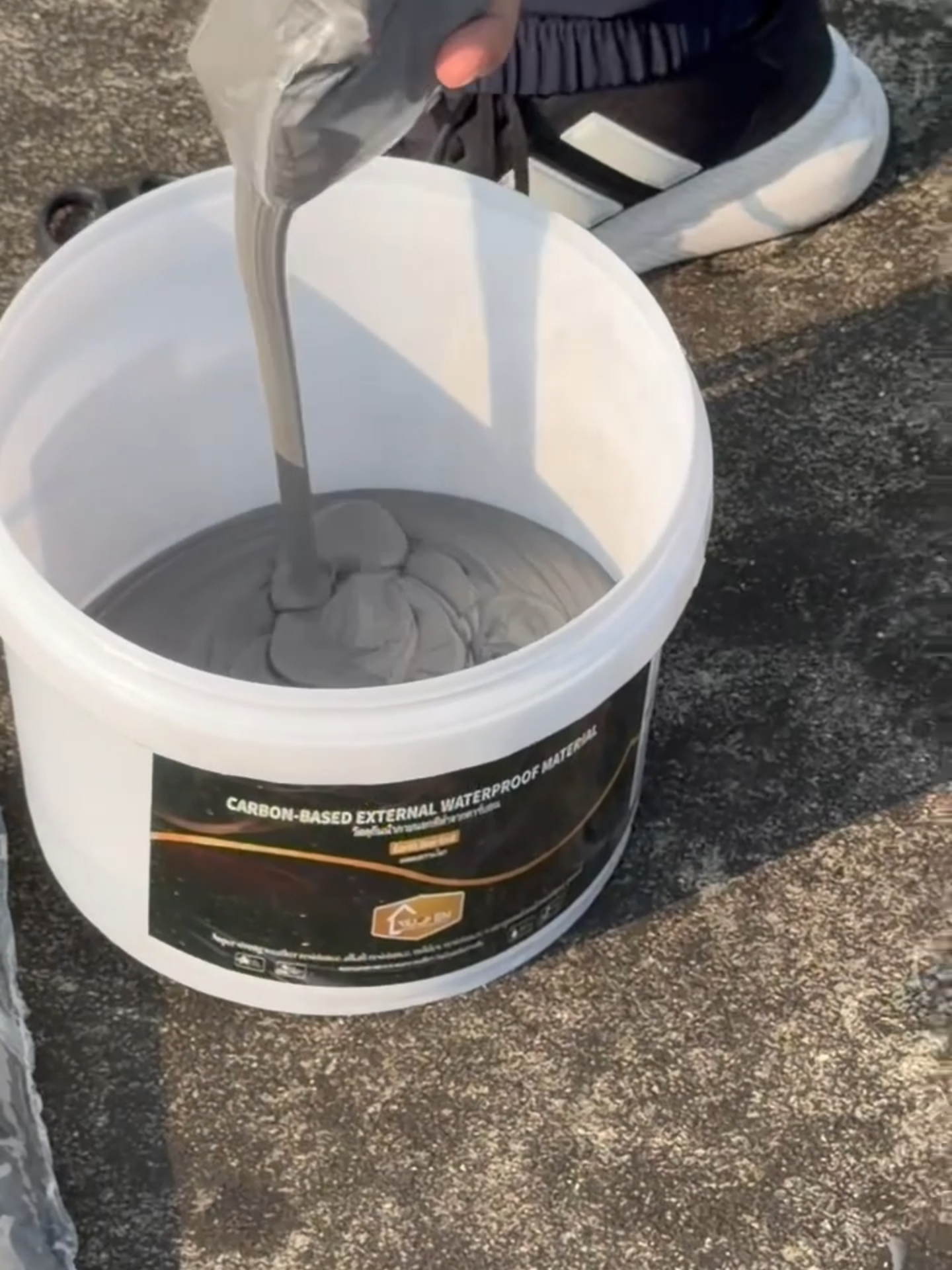 Many people put off waterproofing simply because it feels troublesome. TUZHANSHEN aims to take as much of that trouble away as possible: the coating is easy to roll out, levels nicely and doesn’t run everywhere, so once you’re done, the surface looks clean and tidy without being ugly up close. The included brush, roller, polypropylene cloth and disposable gloves mean fewer trips to the store and fewer steps to plan. In short, one pail holds both the material and the tools – all you have to do is decide which area you want to fix today.#bumbungbocor #dindingbocor #bilikairbocor #bumbungkalisair